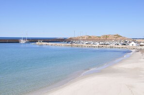 Playa en los alrededores, camastros y toallas de playa 
