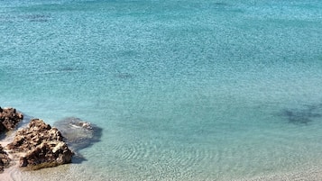 Perto da praia, espreguiçadeiras, toalhas de praia