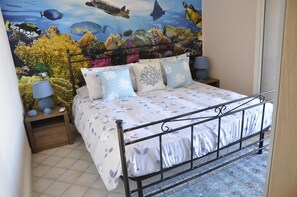 1 habitación, tabla de planchar con plancha y cuna de viaje 