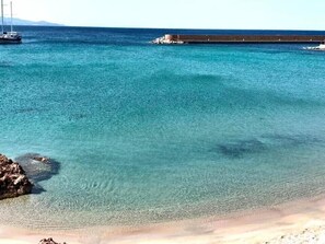 Beach nearby, sun loungers, beach towels