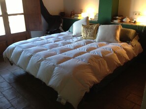 3 makuuhuonetta, työpöytä, silitysrauta/-lauta, vauvan matkasänky