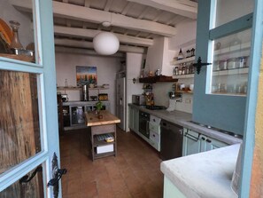 Jääkaappi, mikroaaltouuni, uuni, liesi