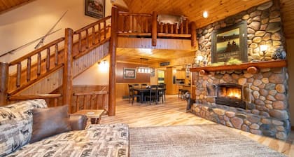 Spacious Lakefront Lodge, Kayaks/Canoes Included! Pet Friendly!