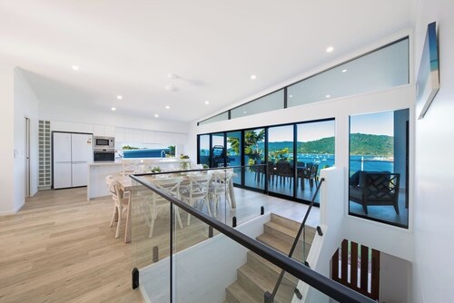 Airlie Bay View Holiday Home | Located In The Heart Of Airlie Beach