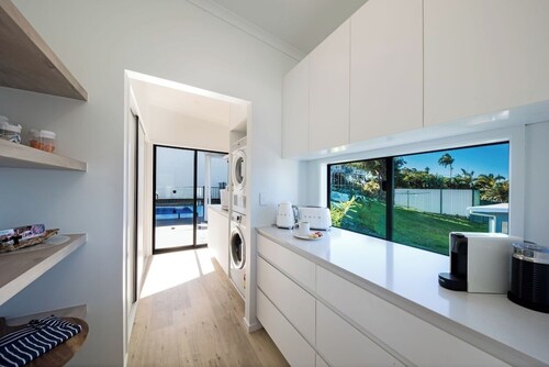 New Modern Contemporary Holiday Home in the heart of Airlie Beach