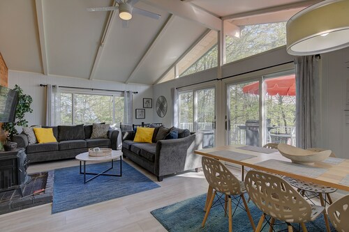 Renovated Modern Chalet - Swim, Hike, Bike, Fish, Ski, Skate, Shop, Dine, Relax!