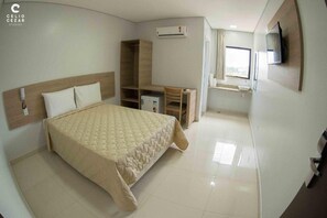 Desk, laptop workspace, free WiFi - Hotel Comfort Styles (Teófilo Otoni)