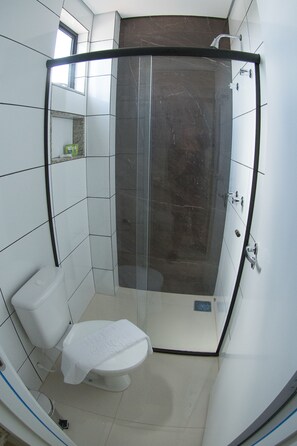 Ducha, toallas, jabón, shampoo