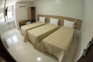 A hotel room with two beds, a desk, a chair, a wardrobe, and a small table. - Hotel Comfort Styles (Teófilo Otoni)