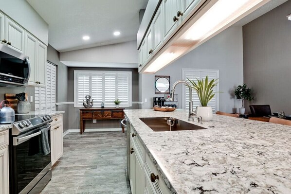 Réfrigérateur, four à micro-ondes, un four, surface de cuisson