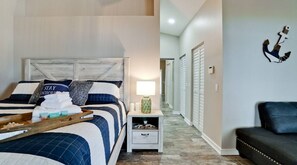 3 makuuhuonetta, työpöytä, silitysrauta/-lauta, vauvan matkasänky