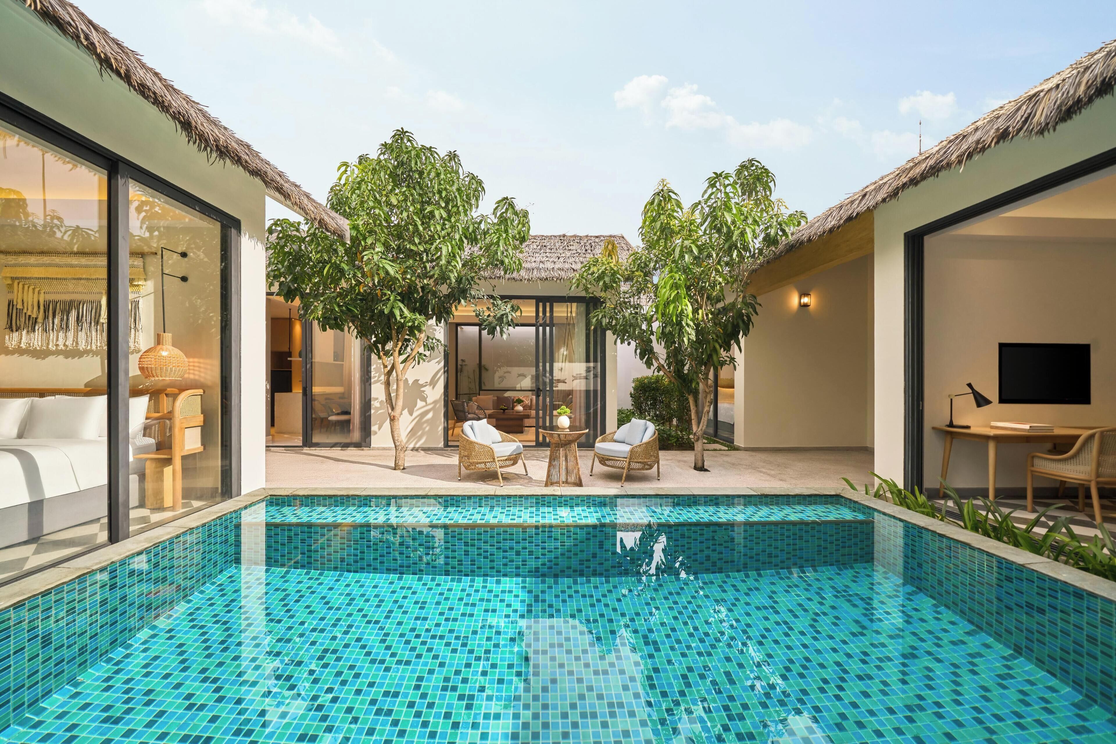 Minibar, caja fuerte, mobiliario individual y escritorio