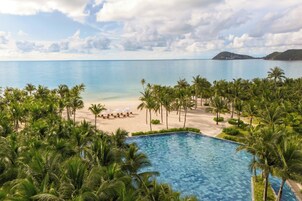 En la playa, arena blanca, kayak