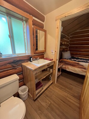 Een douche, handdoeken, zeep