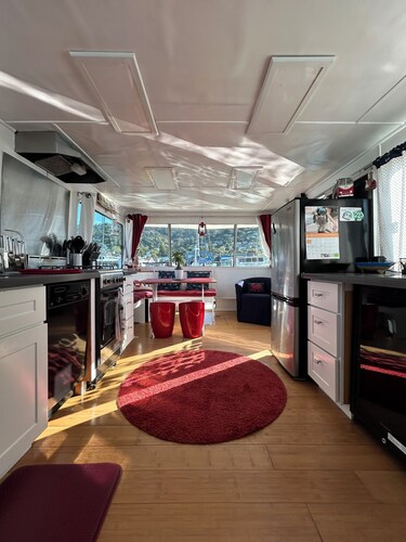 Cute houseboat, amazing location!!! Extremely walkable to restaurants and shops