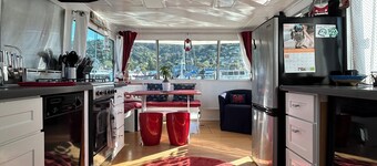 Cute houseboat, amazing location!!! Extremely walkable to restaurants and shops