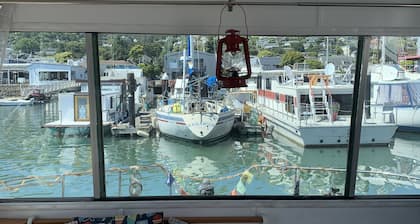 Cute houseboat, amazing location!!! Extremely walkable to restaurants and shops