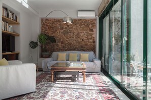 Smart TV, books, stereo, offices