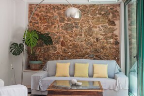 Smart TV, books, stereo, offices