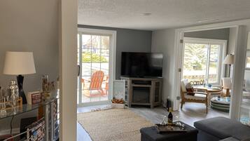 Smart-TV, Kamin, Bücher