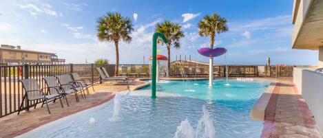 Een binnenzwembad en een buitenzwembad