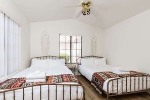 3 habitaciones, tabla de planchar con plancha y cuna de viaje
