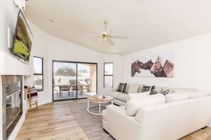 Smart TV, chimenea y oficina