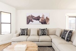 Smart TV, chimenea y oficina
