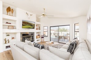 Smart-tv och eldstad