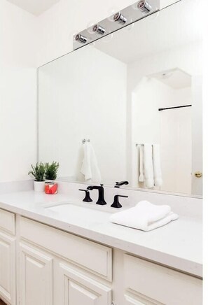 Combined shower/bathtub, hair dryer, towels, shampoo