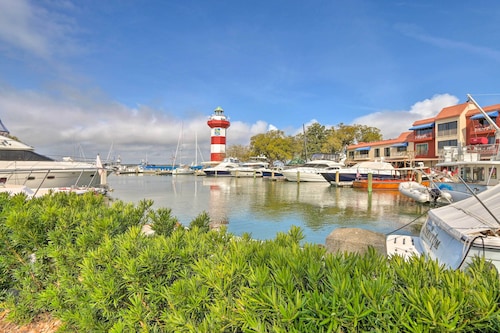 Relax By Pool: Harbour Town Resort Condo