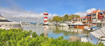 Relax By Pool: Harbour Town Resort Condo