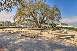 Property grounds - Relax By Pool: Harbour Town Resort Condo (Hilton Head Island)