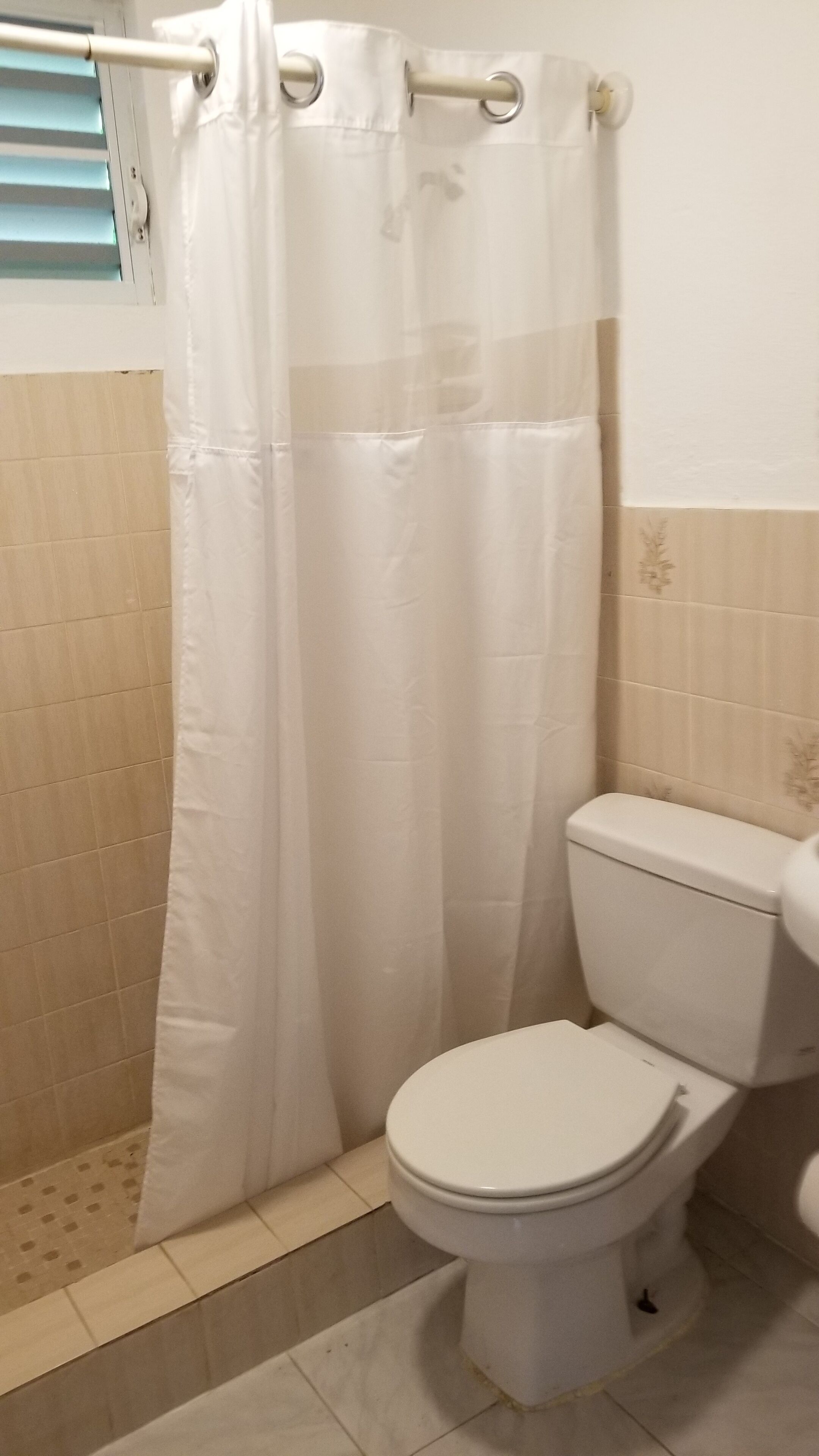 3rd bathroom shared by twin bedroom and guests (has shower)