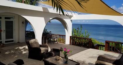 Reefhouse: 3BR Oceanfront in Isabela, gorgeous deck, 3 min to nearest beach