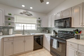 Blender, toaster oven, cookware/dishes/utensils, dining tables - Coastal Getaway w/ Pool: 6 Mi to St Pete Beach! (St. Petersburg)