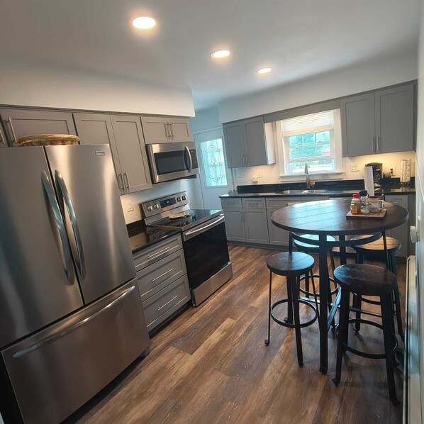 Kjøleskap, mikrobølgeovn, ovn og kokeplater