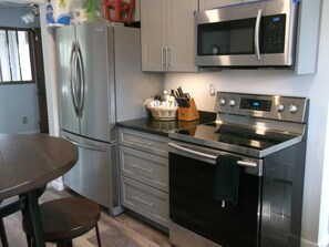 Refrigerador, microondas, horno y parrilla de estufa
