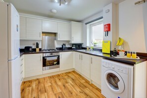 Fridge, microwave, oven, stovetop - Ensuite/ Parking/ WiFi/ Netflix (Binley, Coventry)