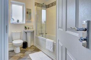 Ensemble douche/baignoire, serviettes fournies, papier toilette