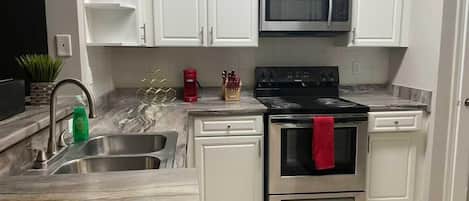 Een koelkast, een microgolfoven, een oven, een kookplaat