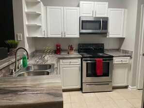 Frigorifero, microonde, forno, piano cottura