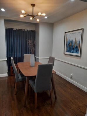 Dining - Luxurious Beautiful 2 bedroom apartment (Los Angeles)