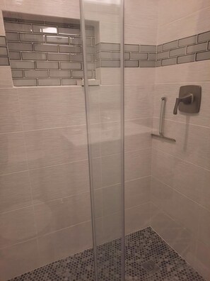 Douche, sèche-cheveux, serviettes fournies, savon