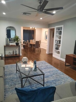 TV - Luxurious Beautiful 2 bedroom apartment (Los Angeles)