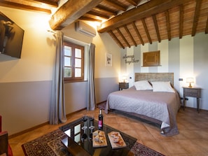 5 bedrooms, desk, WiFi