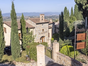 A stone building with a sign reading "La Smarrita".