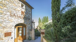 A stone building with a sign reading "LA MARRA". - La Smarrita by Interhome (Lucignano)