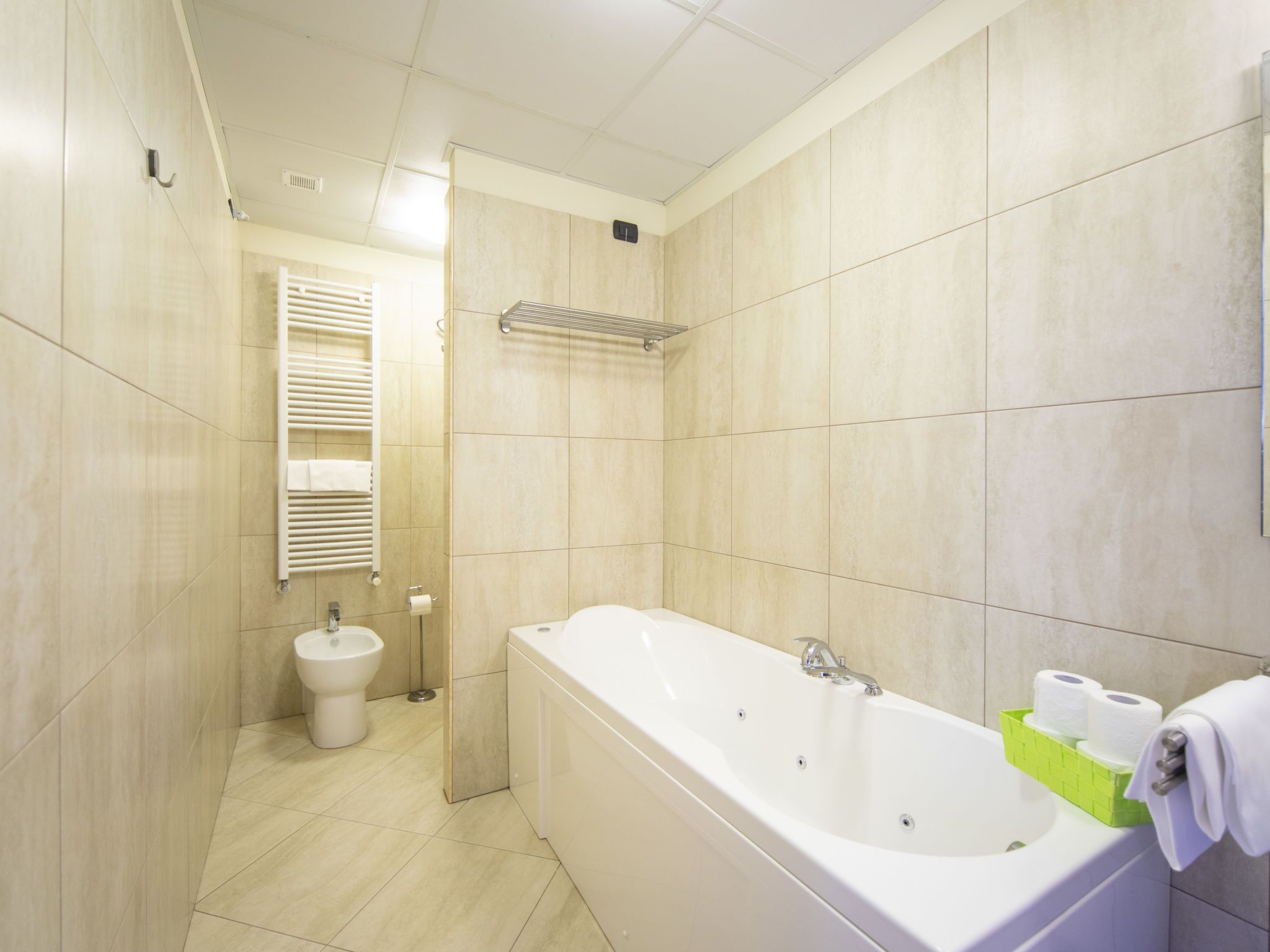 Une salle de bain moderne équipée d’une baignoire, de toilettes et d’un espace douche.
