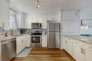 Fridge, microwave, oven, stovetop - Beautiful Soundfront Condo w/Free WiFi, Sound Views, AC, W/D, & Shared Pool (Fort Walton Beach)